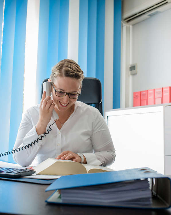Eine Frau telefoniert an einem Schreibtisch