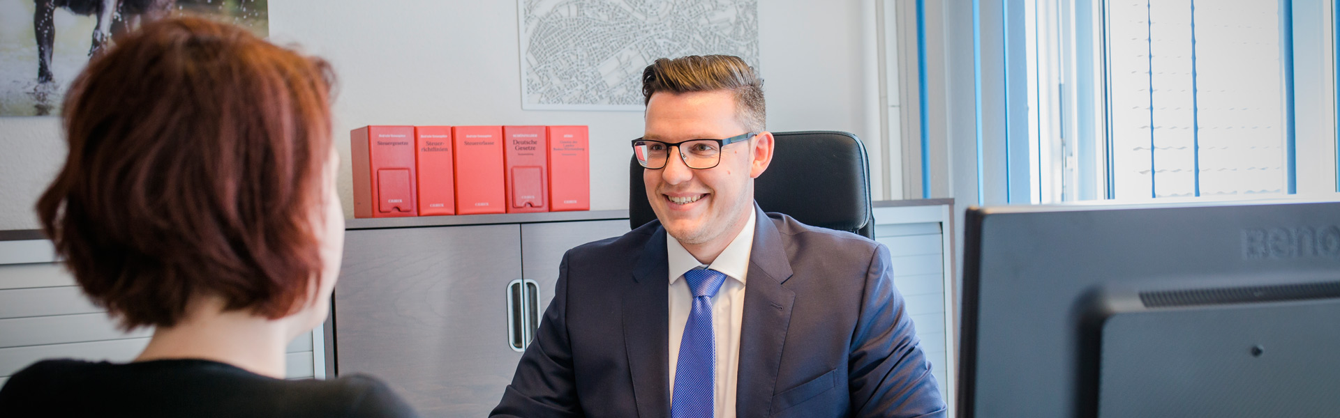 Ein Mann führt ein Gespräch mit einer Frau