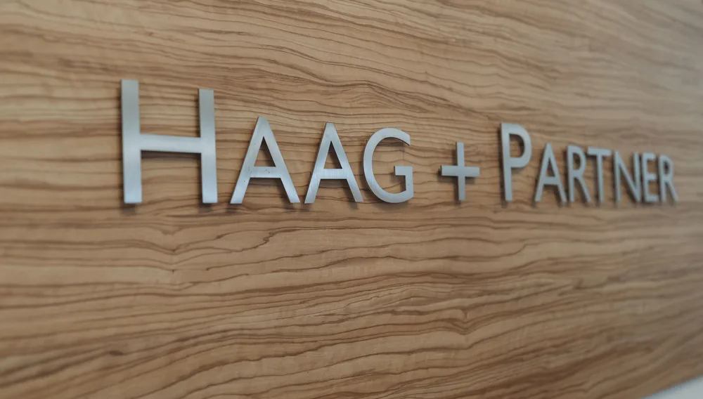 Schild der Kanzlei Haag + Partner