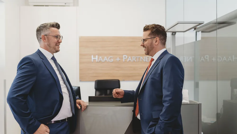 Zwei Männer stehen am Empfang