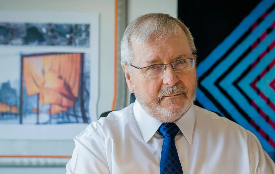 Steuerberater schaut in die Kamera