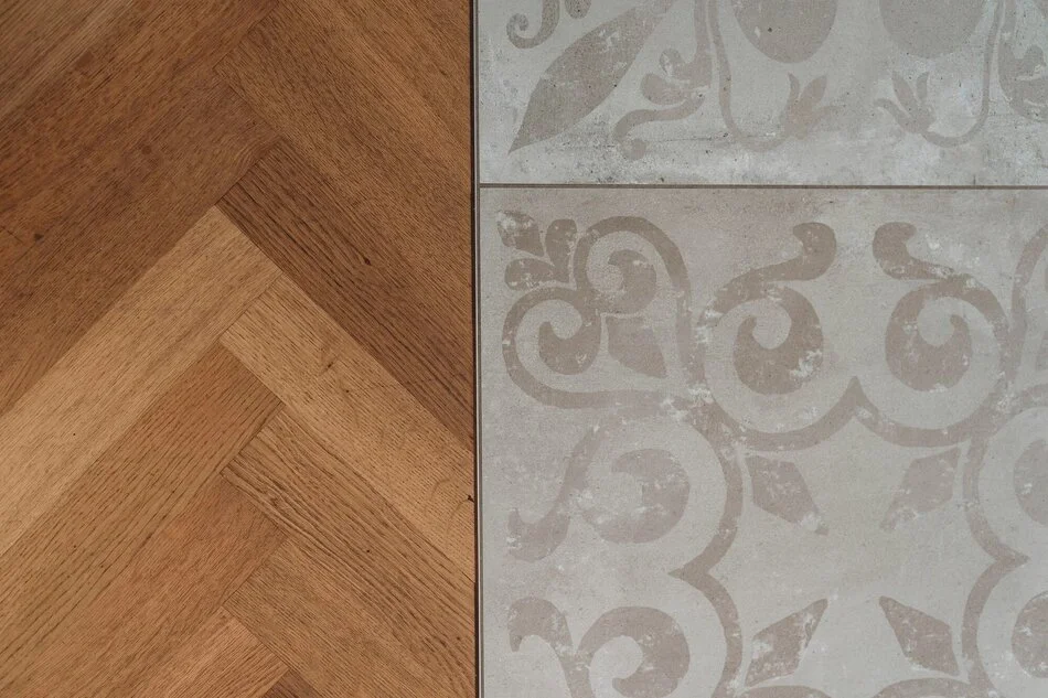 haag-partner-int-steuerrecht Nahaufnahme des Fußbodenmusters