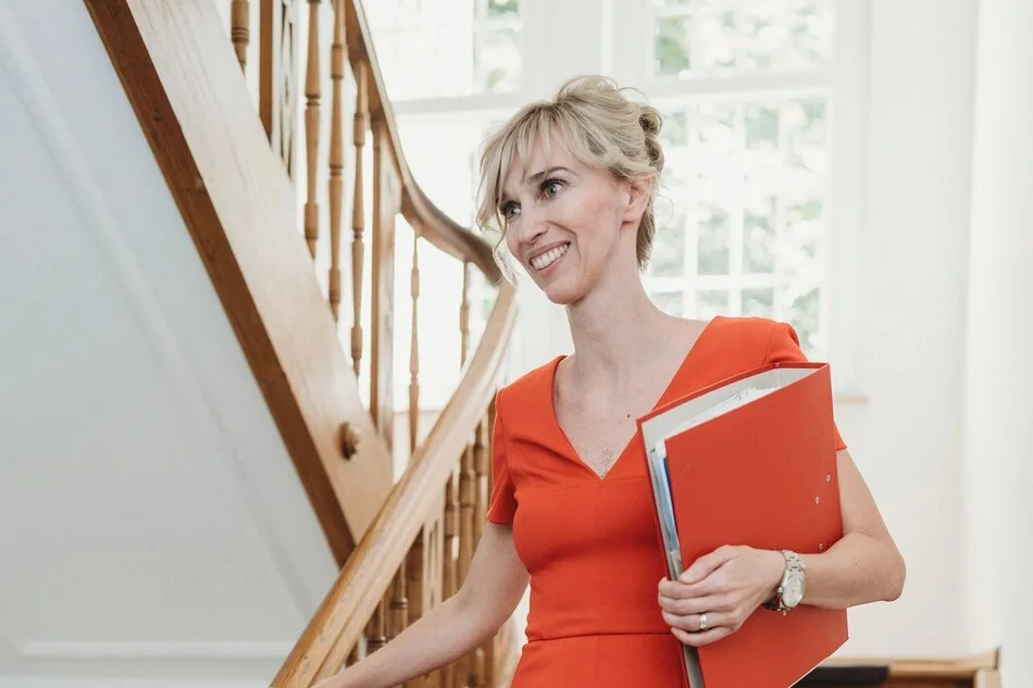 Frau geht eine Treppe herunter