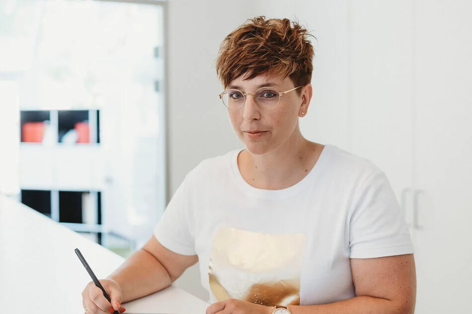 Eine Frau unterschreibt ein Dokument