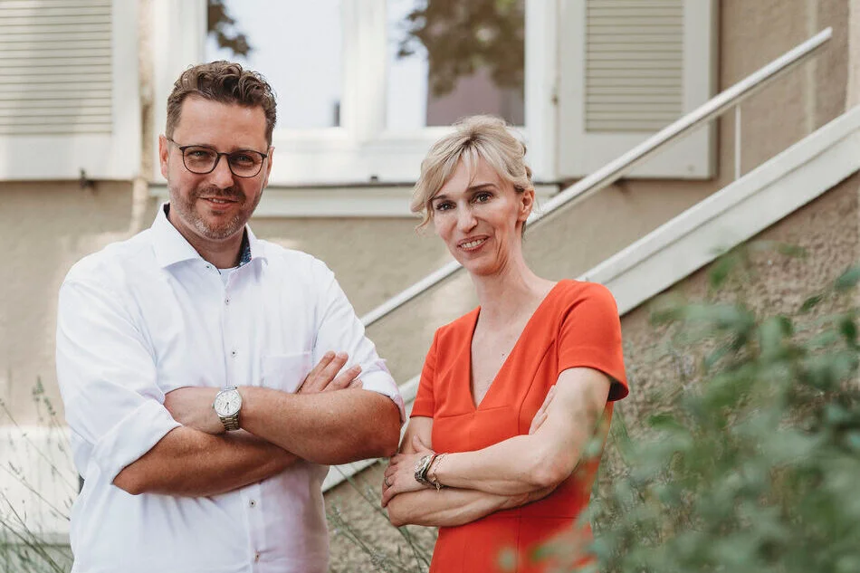 Katja Miereck und Marc Dominik Haag stehen vor der Kanzlei